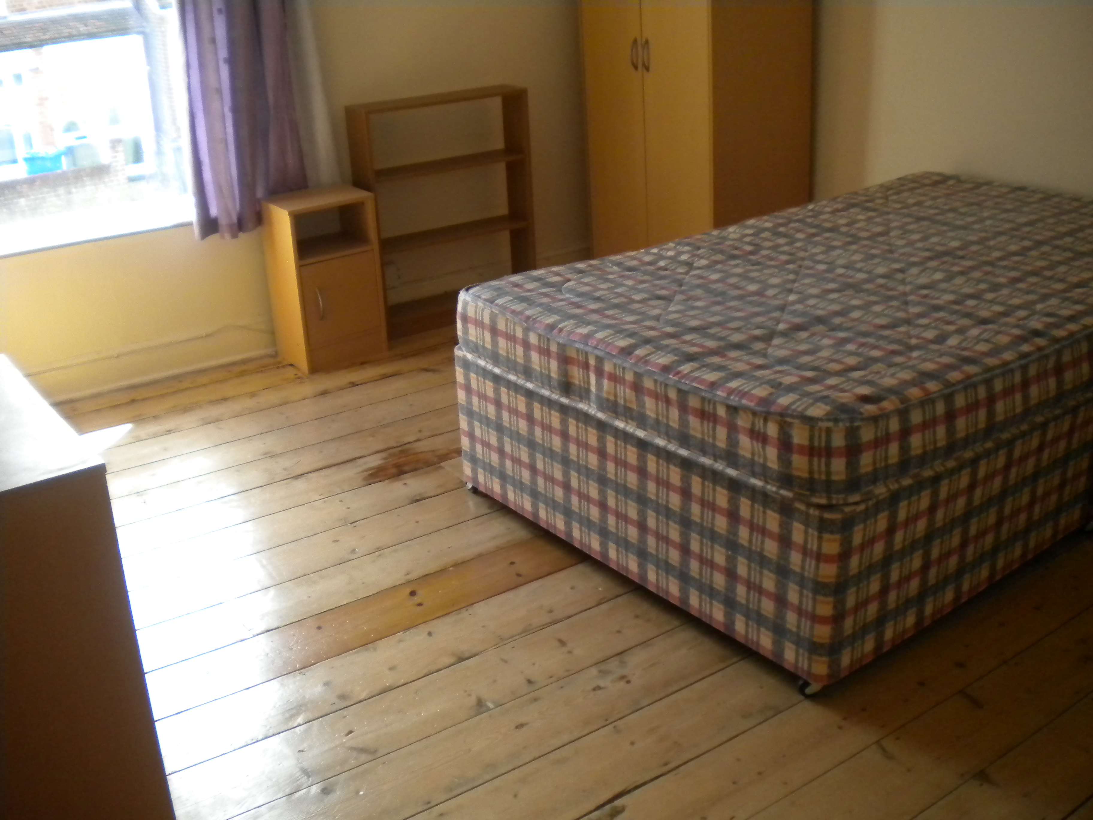 Double bedroom with wood floor