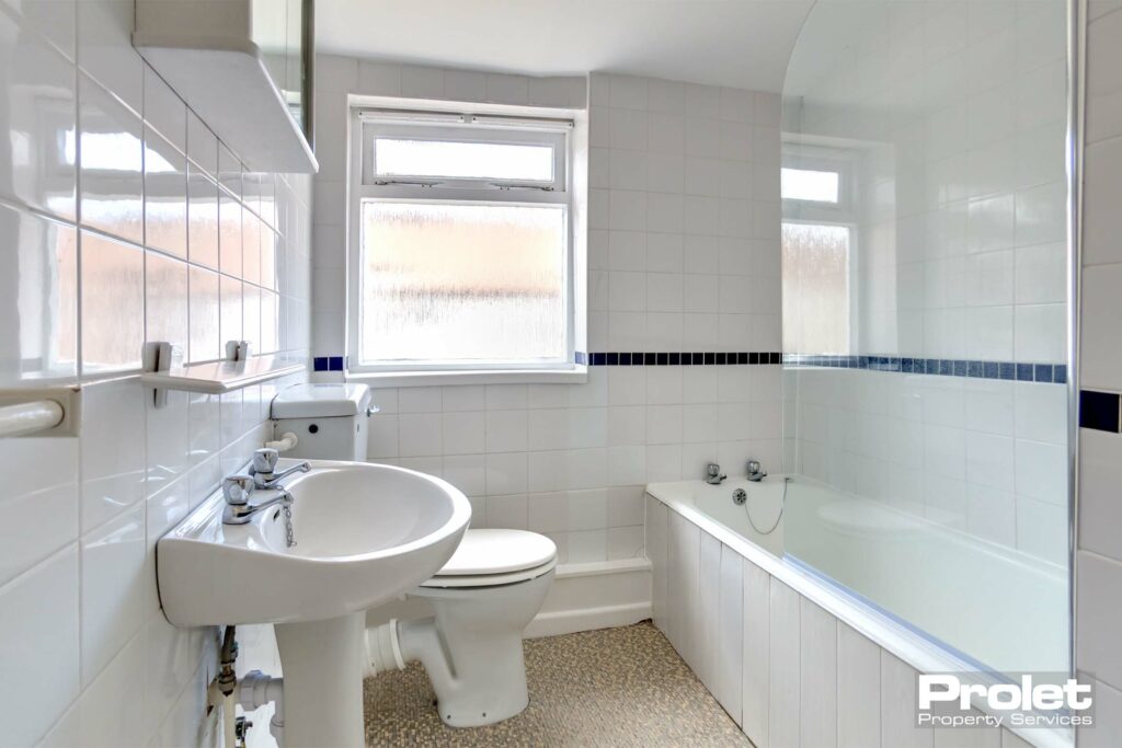 Mosaic pattern vinyl with white suite and white wall tiles with blue trim