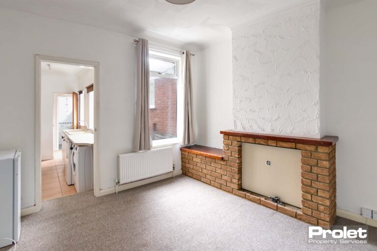 Dining area, leading to kitchen