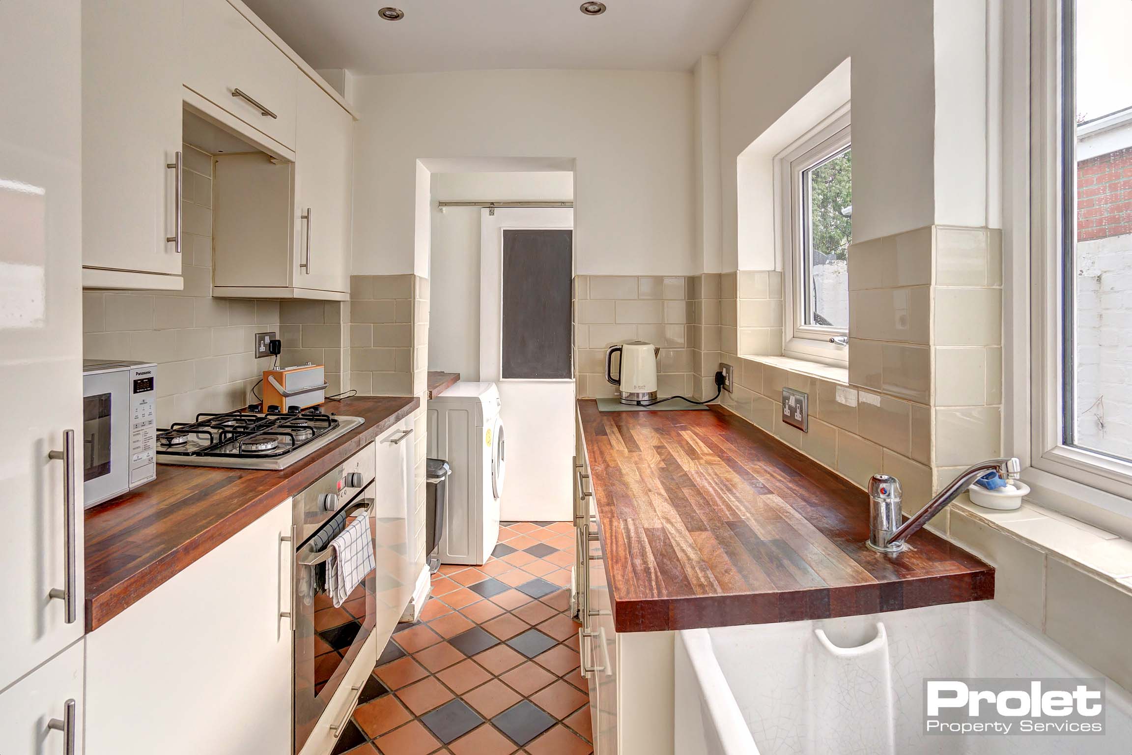 Fitted kictchen with appliances and belfast sink