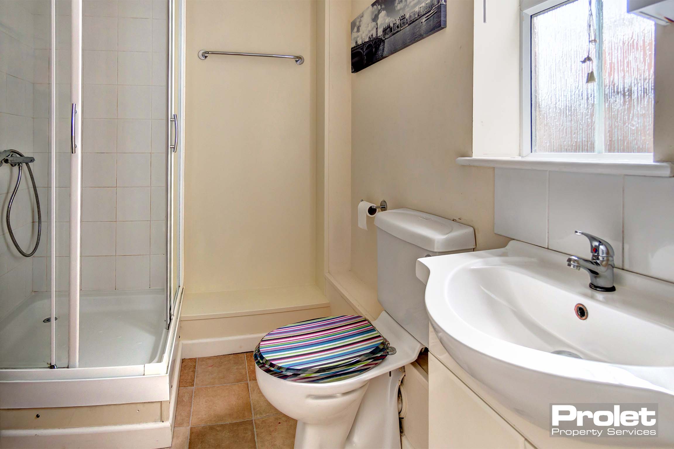 Magnolia walls ewith shower cubicle