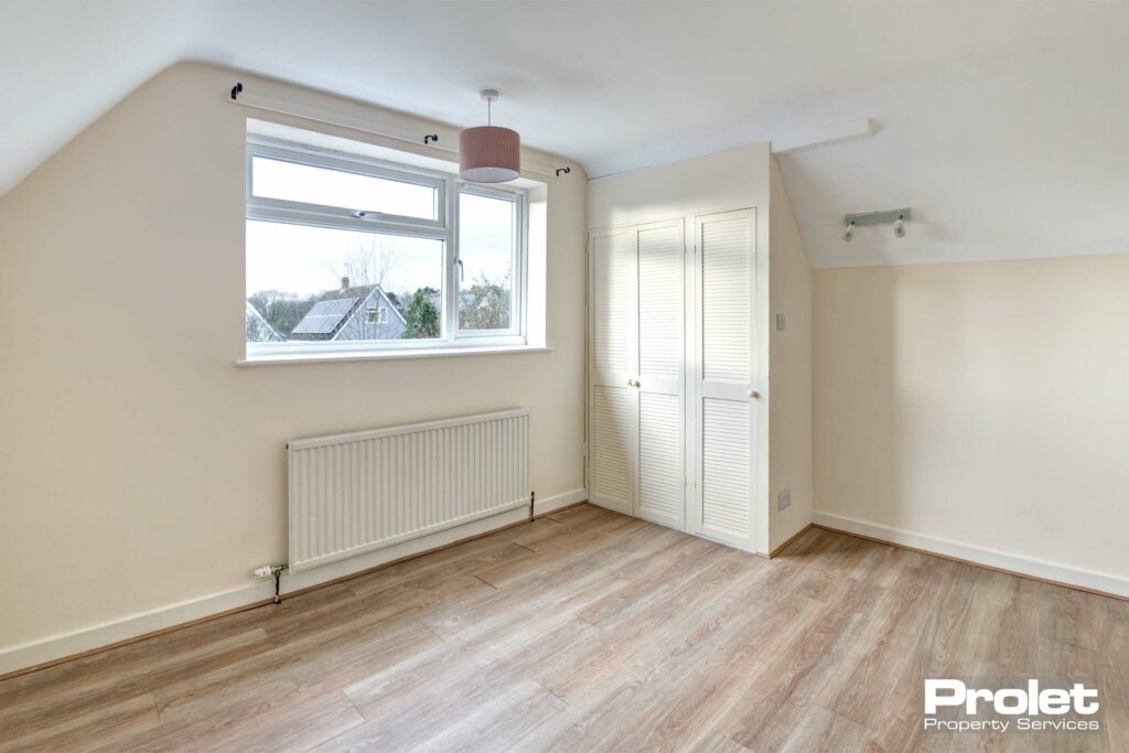 Magnolia walls with laminate flooring