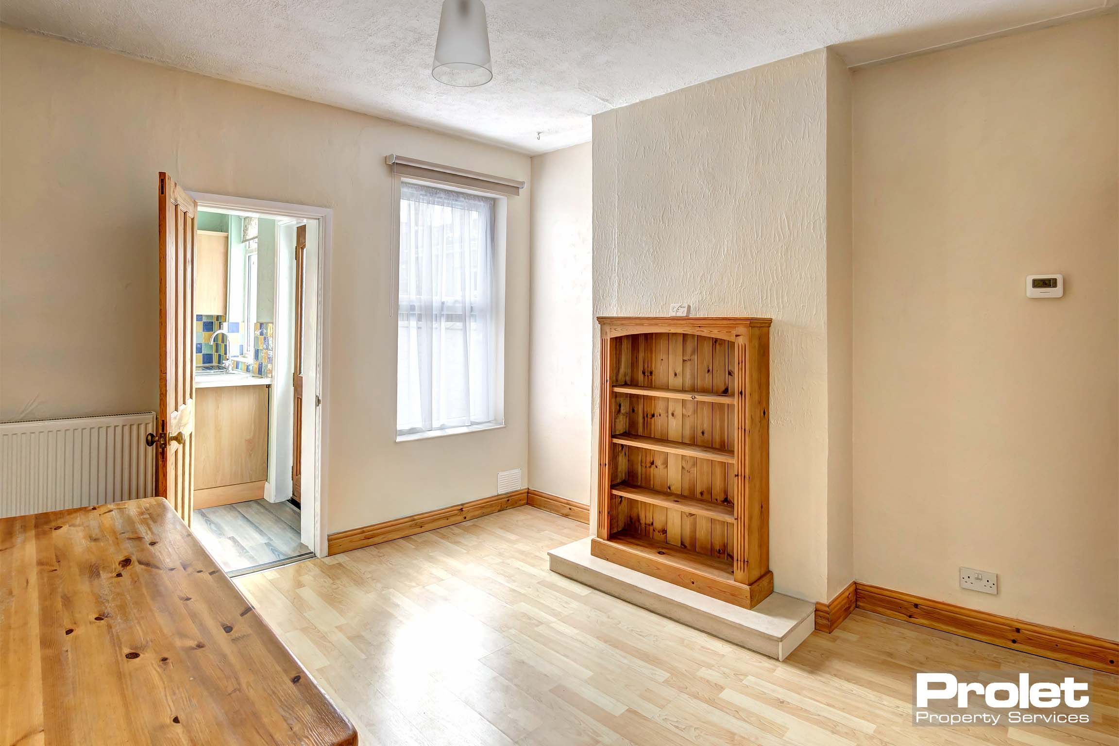 Magnolia walls with laminate flooring