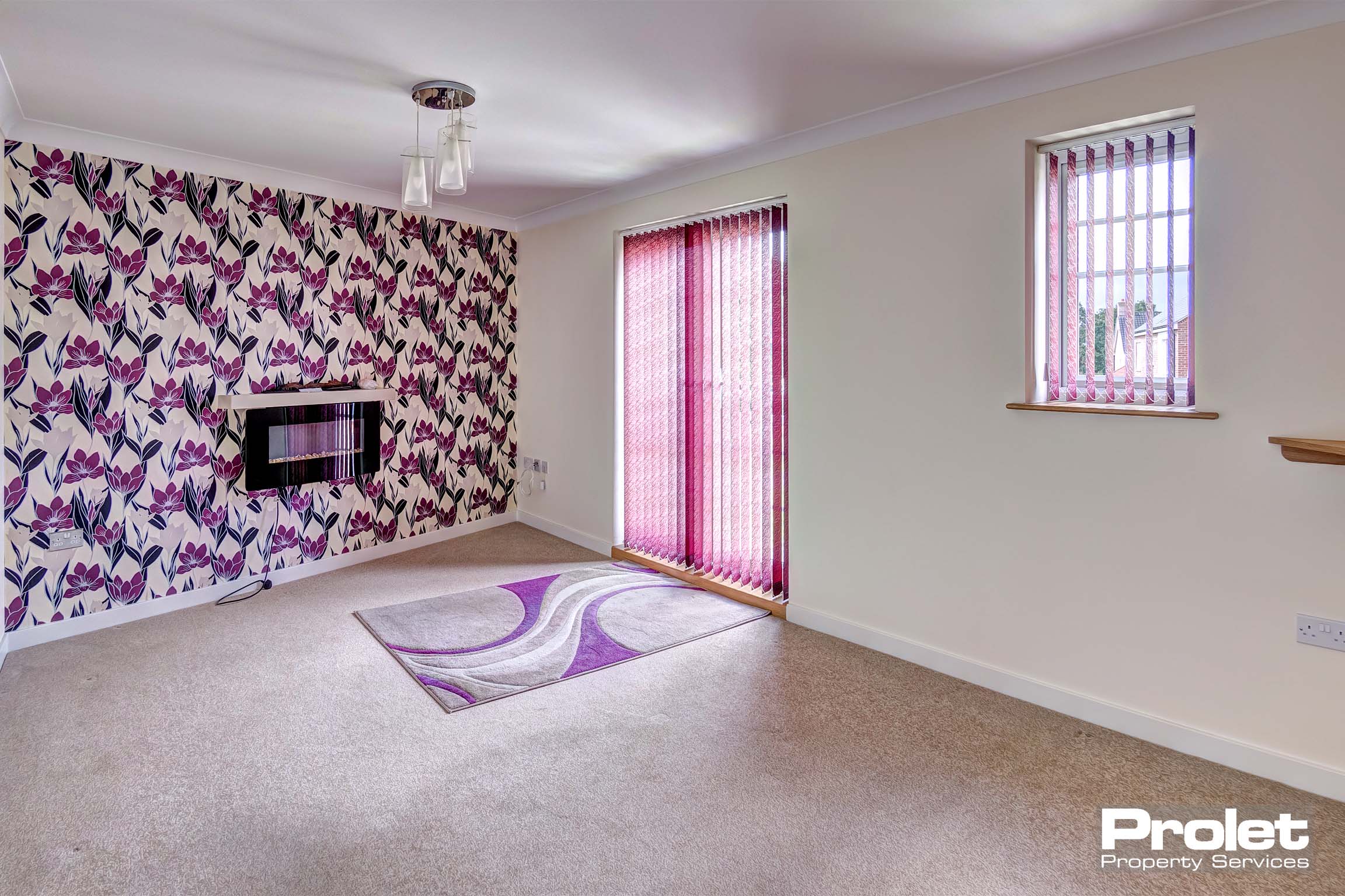 Grey carpet with neutral walls and one wallpapered and red blinds