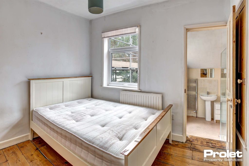 Double bedroom with en-suite bathroom