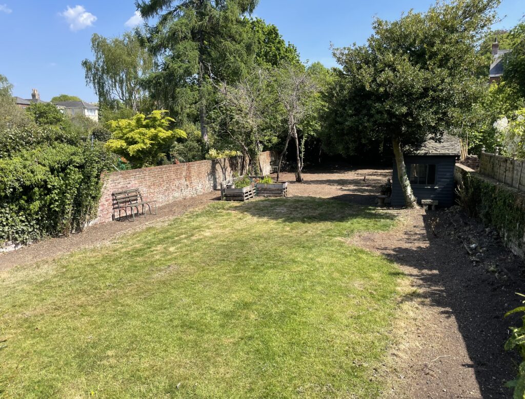 Lawn garden with summer house and wall