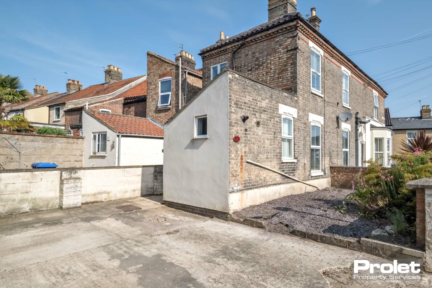 End of terrace house with large driveway for two cars