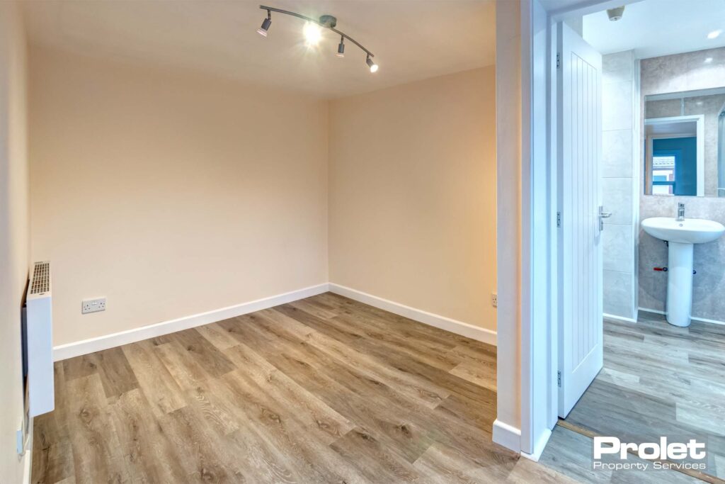 Laminate flooring with magnolia walls
