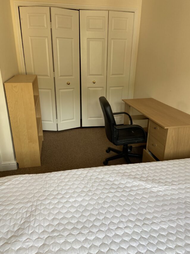 Double bedroom with desk and desk chair