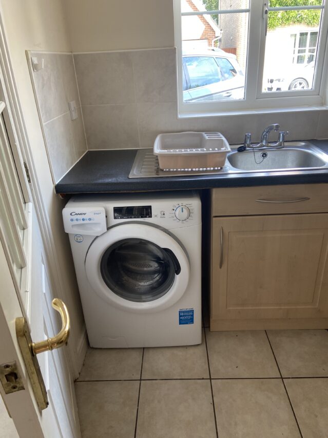 Kitchen with washing machine and sink