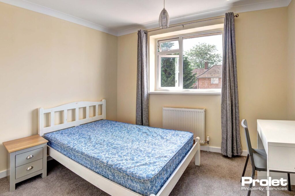 Double bedroom with bed and desk