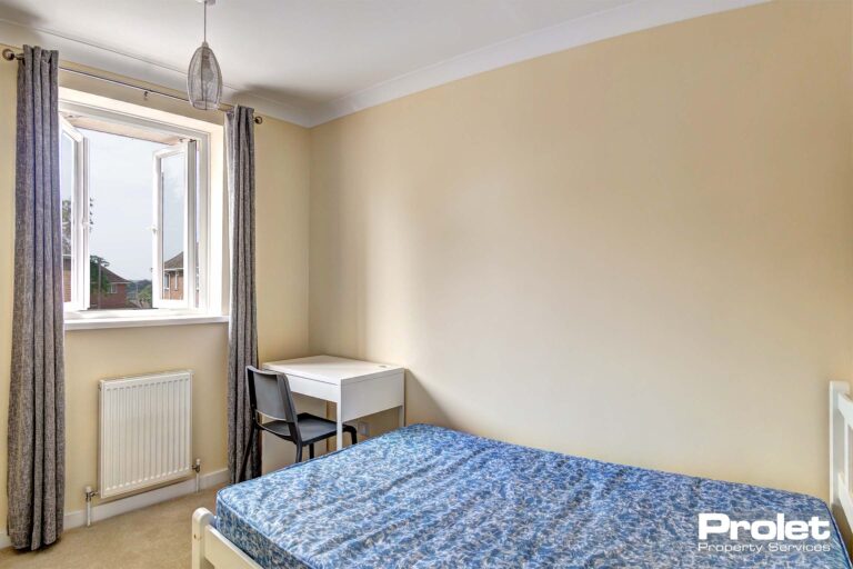 Double bedroom with bed and desk