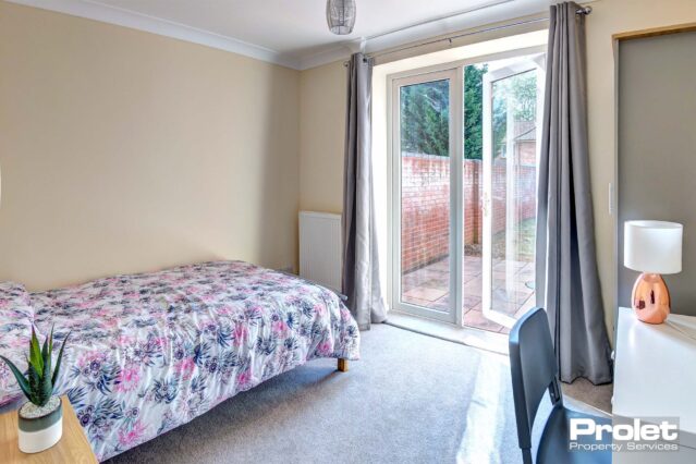 Double bedroom with bed and desk